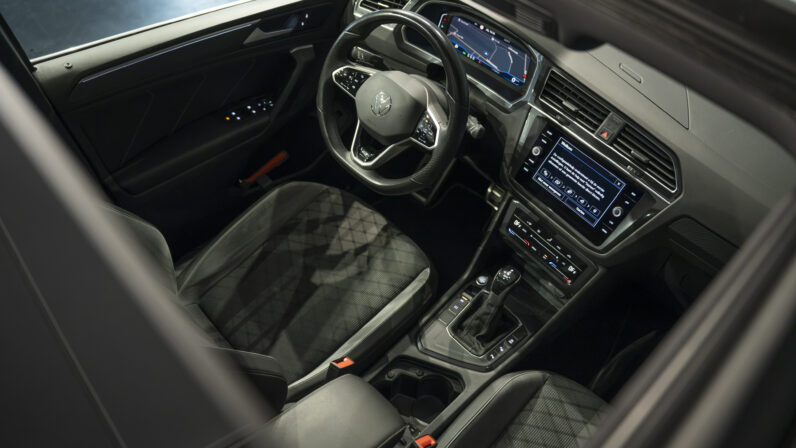 
								Volkswagen Tiguan, 1.5 TSI R-LINE/PANO/CARPLAY/CAMERA/KEYLESS full									
