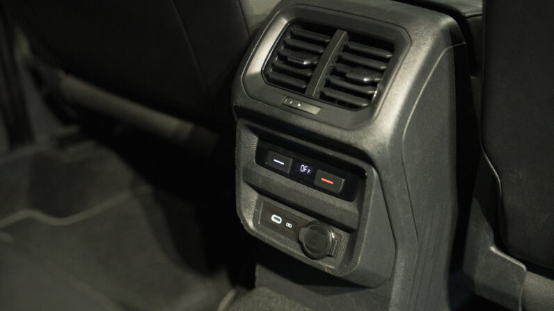 
								Volkswagen Tiguan, 1.5 TSI R-LINE/PANO/CARPLAY/CAMERA/KEYLESS full									